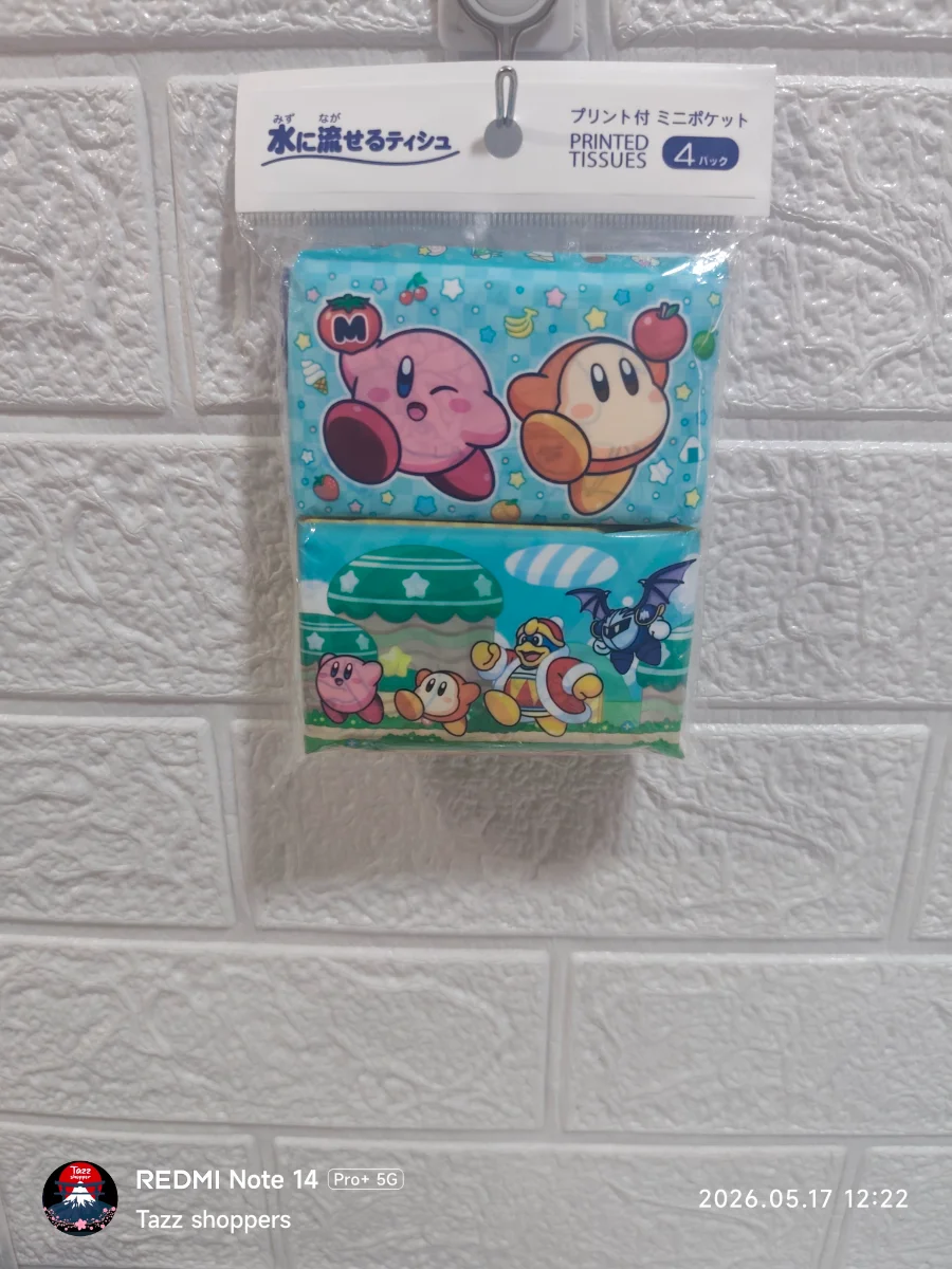 ¡Lleva la magia y ternura de Dream Land a todas partes con este práctico accesorio! Este hermoso set de mini pañuelos de papel (Printed Pocket Tissues) cuenta con la licencia oficial de Kirby de Nintendo. El empaque contiene 4 paquetitos individuales ideales para llevar en el bolso, mochila o cartuchera. Cada pañuelo cuenta con divertidos y coloridos diseños estampados de Kirby en temáticas de marinero y banda musical junto a Waddle Dee. Además, están fabricados con tecnología japonesa soluble que permite desecharlos de forma segura en el agua.