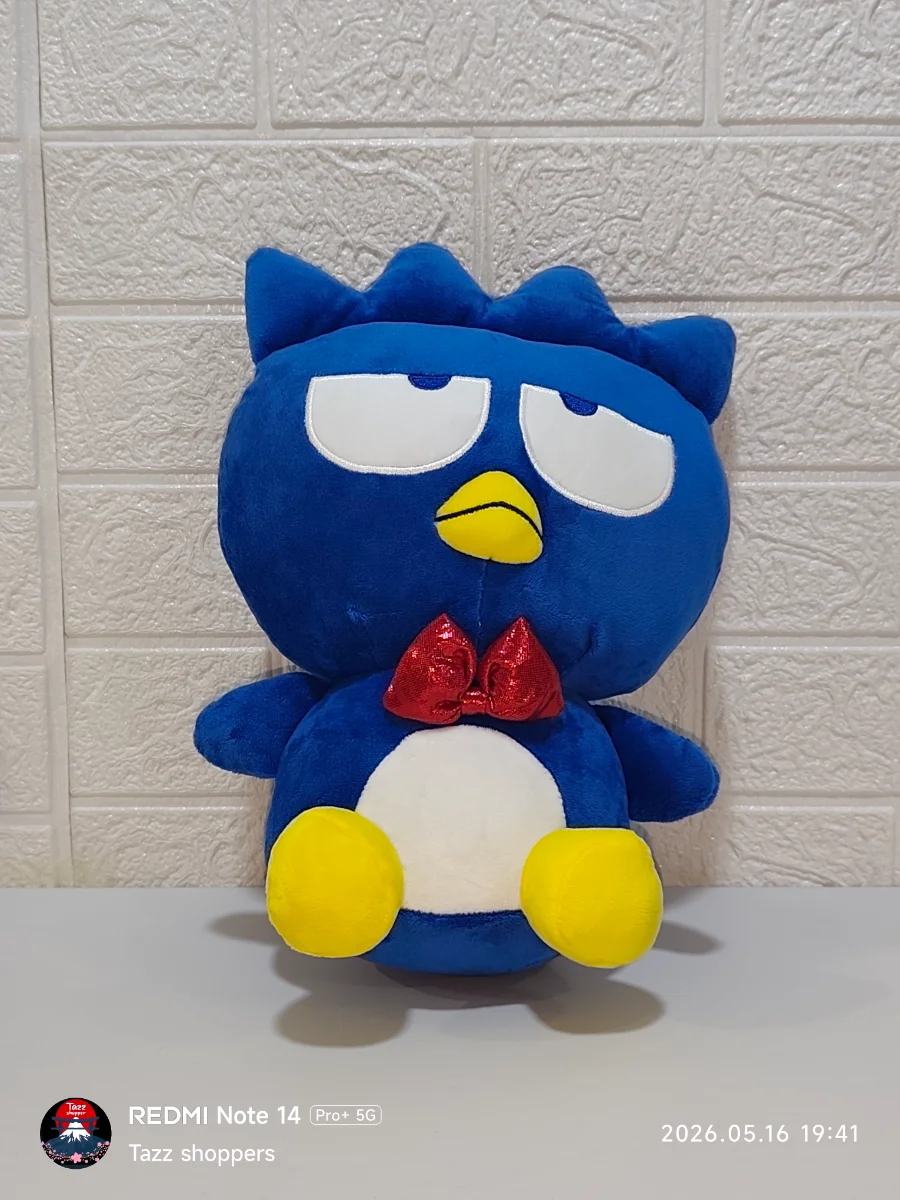 Peluche Badtz-Maru Elegante con Lazo Metalizado Rojo (Sanrio Original)