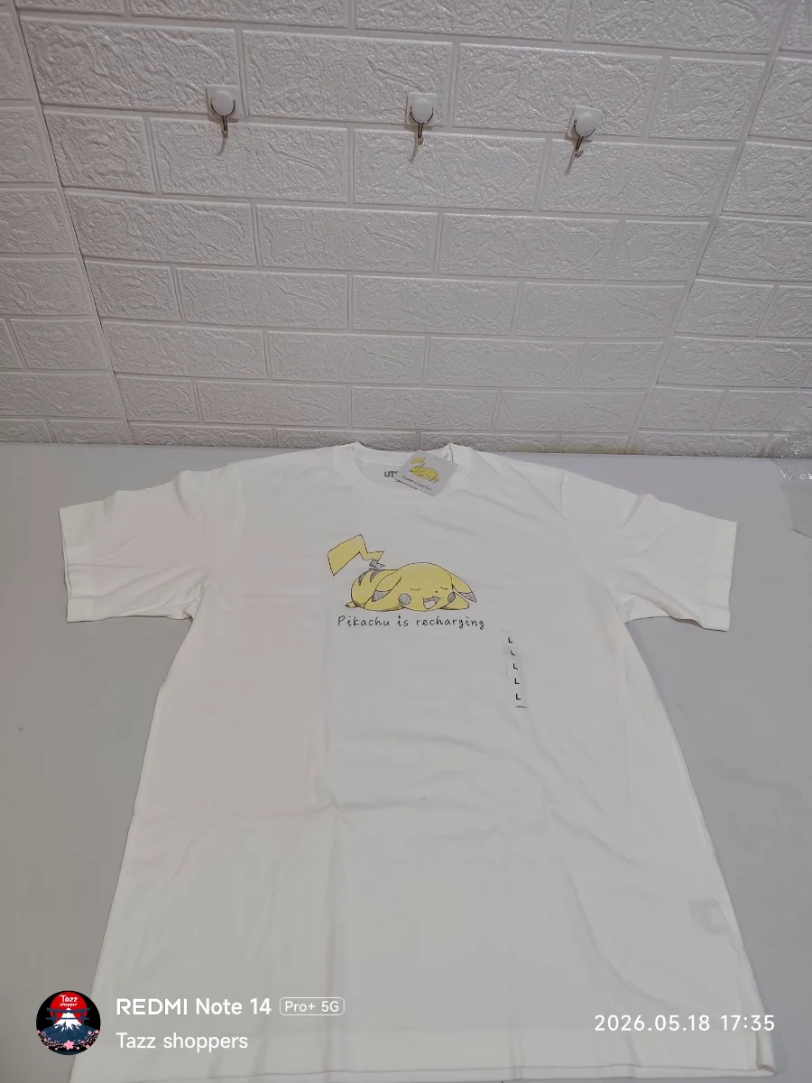 Polo de Colección Uniqlo UT – Edición "Pikachu is Recharging"