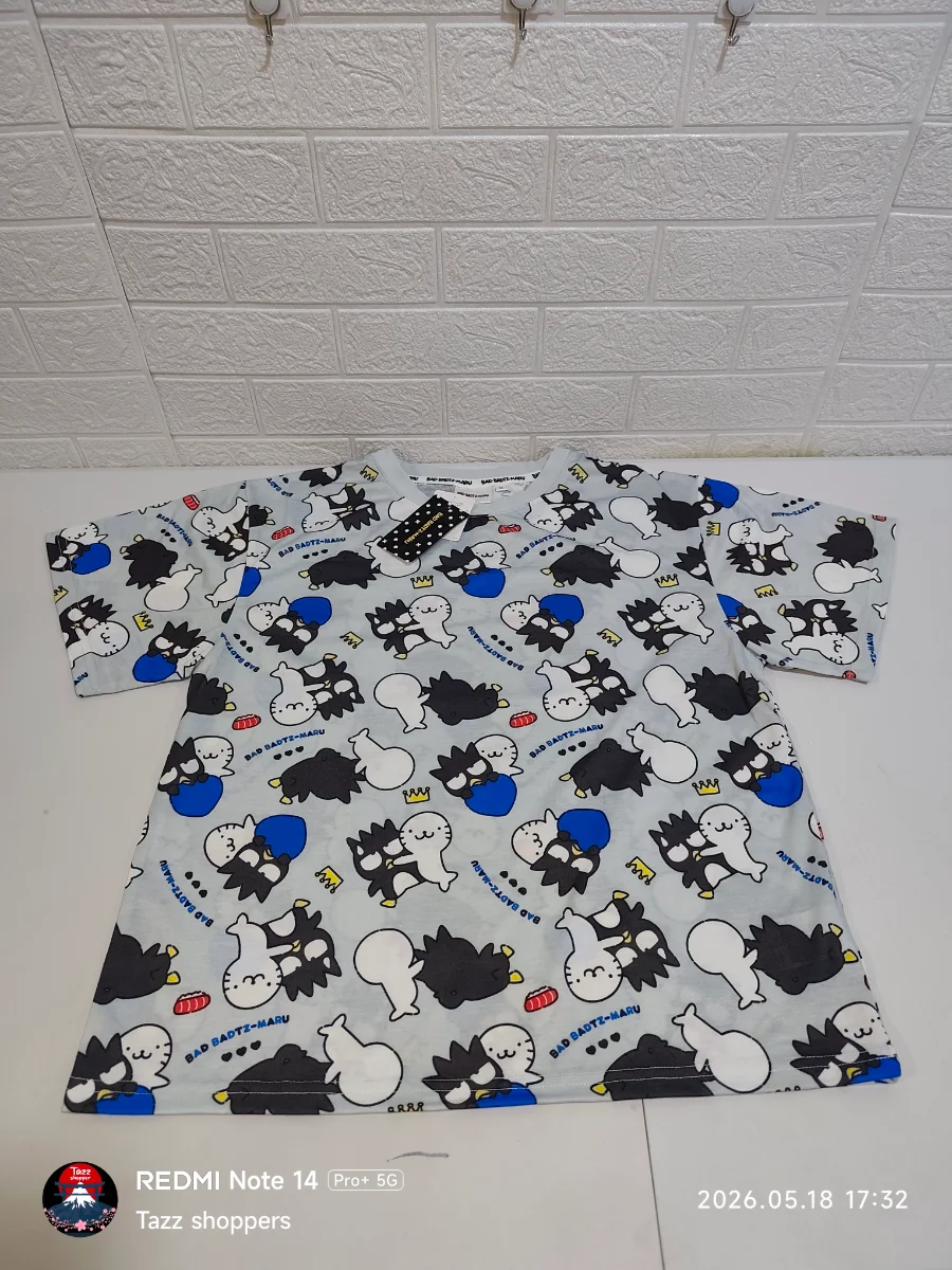 Polo Estampado Sanrio – Edición Especial Badtz-Maru & Pochi