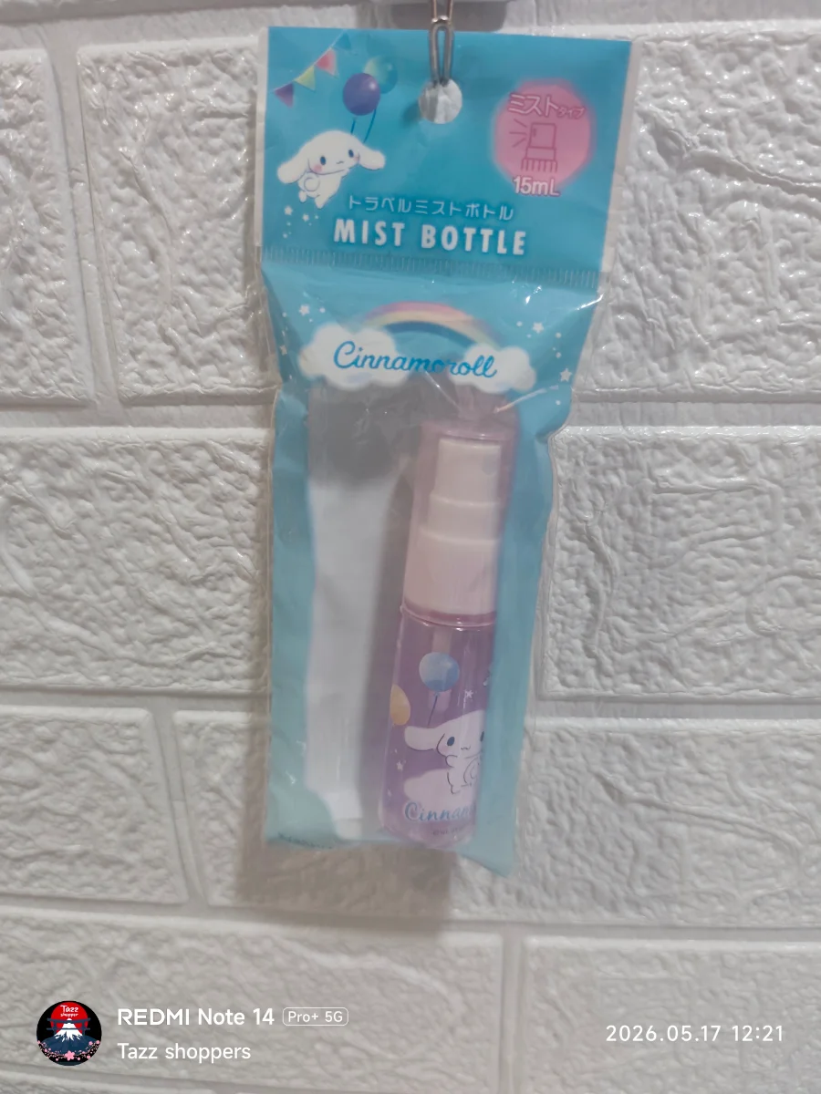 ¡Lleva la ternura de Sanrio contigo con este accesorio multifuncional doble! El juego de pulseras y ligas para el cabello (Charm Band) cuenta con un sistema 2WAY que te permite lucirlas como hermosas pulseras en tu muñeca o utilizarlas como sutiles coleteros para tu cabello. El empaque incluye dos ligas elásticas satinadas de alta resistencia (una rosa y una amarilla), cada una decorada con un fino dije metálico esmaltado de Hello Kitty en diferentes poses. Es el detalle ideal, coqueto y versátil para complementar tus peinados o tus outfits diarios.